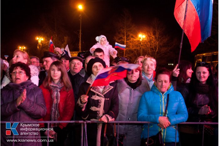 В Севастополе устроили салют и праздничный концерт