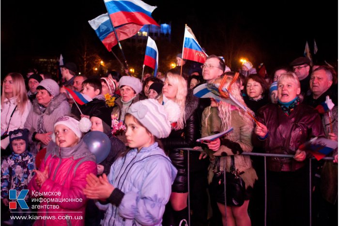 В Севастополе устроили салют и праздничный концерт