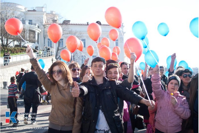 В Севастополе запустили в небо воздушные шары цветов российского флага