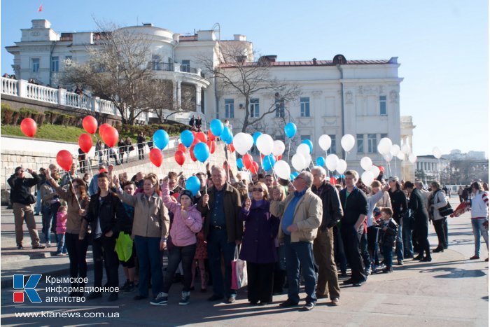 В Севастополе запустили в небо воздушные шары цветов российского флага