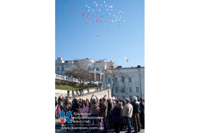 В Севастополе запустили в небо воздушные шары цветов российского флага
