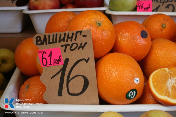 На рынках Симферополя начали принимать для расчета рубли