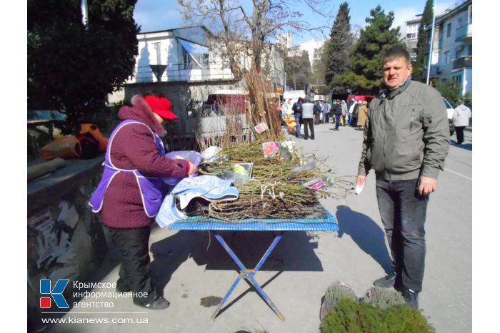 В Алуште проходит весенняя сельскохозяйственная ярмарка