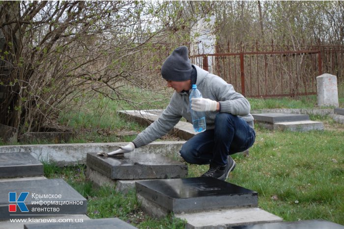 На Старорусском кладбище в Симферополе прошел субботник