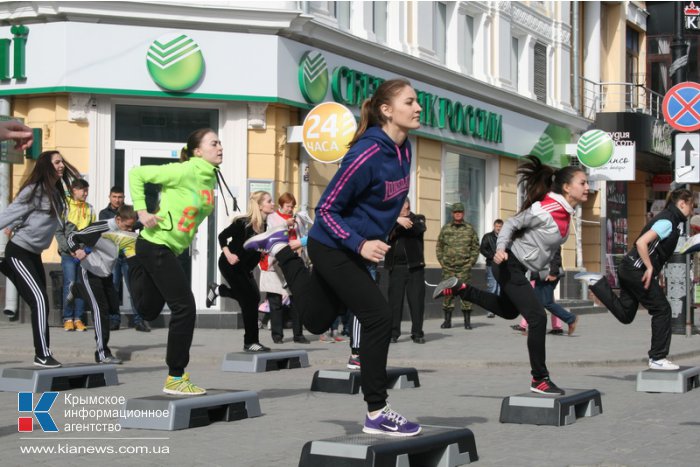 В Симферополе ко Дню здоровья провели флешмоб