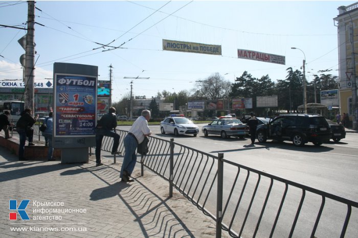 На дорогах Крыма водителям разъясняют новые правила движения