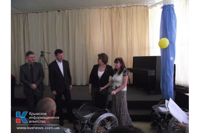 Крымские инвалиды-очередники получили 200 инвалидных кресел