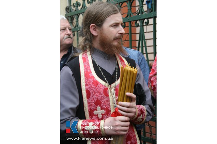 В Симферополе Благодатный огонь встречали более тысячи верующих    