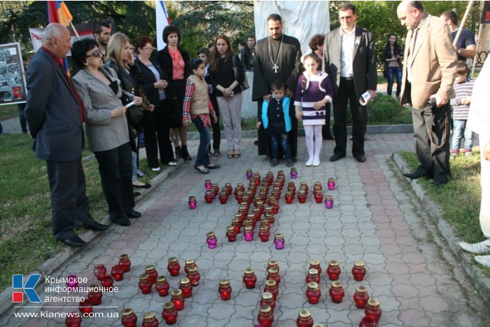 В Симферополе зажгли свечи в память о геноциде армянского народа 