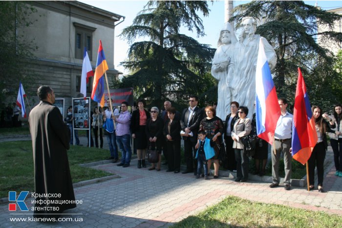 В Симферополе зажгли свечи в память о геноциде армянского народа 