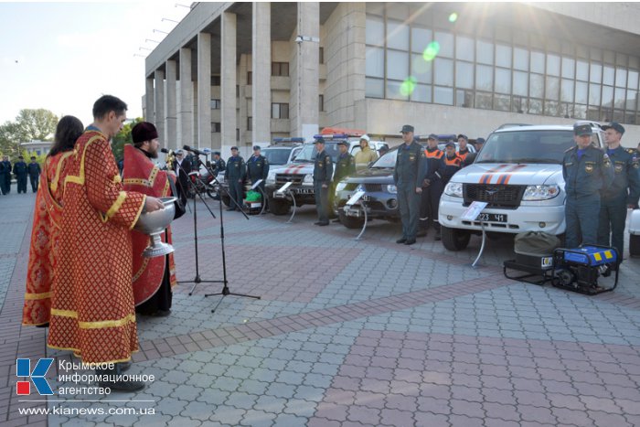 В Симферополе состоялся парад пожарно-спасательной техники МЧС