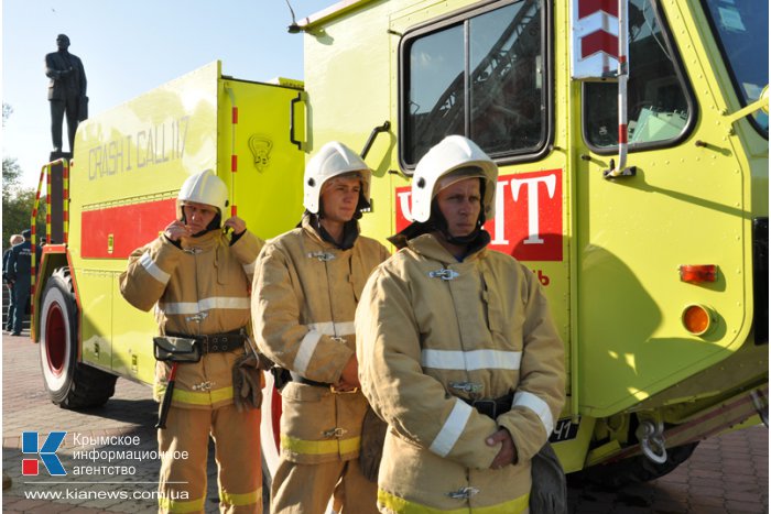 В Симферополе состоялся парад пожарно-спасательной техники МЧС