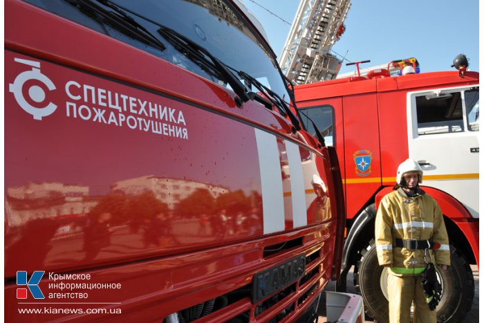 В Симферополе состоялся парад пожарно-спасательной техники МЧС