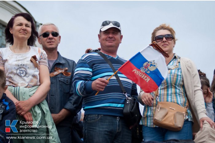 Над Севастополем развернули два 90-килограммовых флага