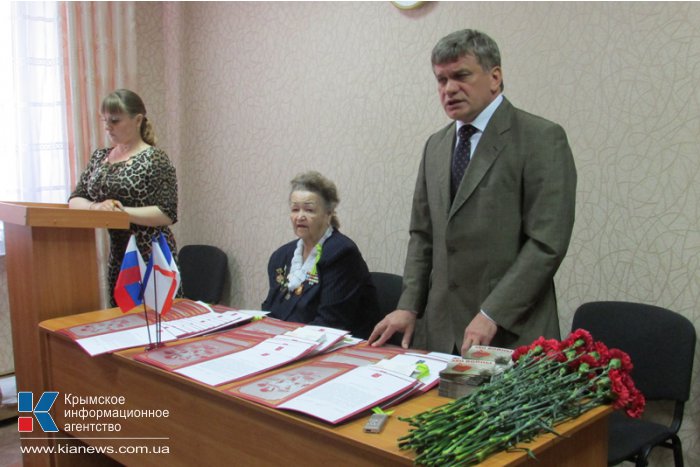 В Симферополе ветеранам-блокадникам вручили памятные знаки