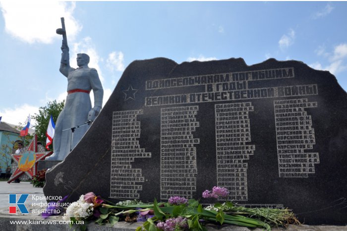 Под Симферополем после реконструкции открыли памятник воинам-односельчанам