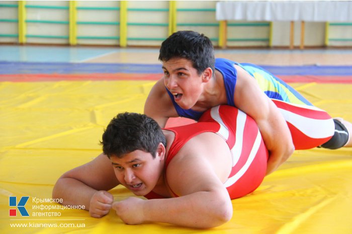 В Прибрежном проходит крымский молодежный чемпионат по вольной борьбе