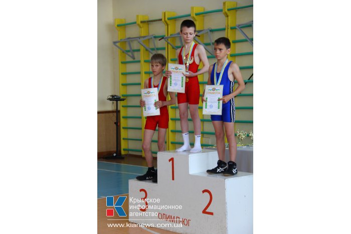 В Прибрежном проходит крымский молодежный чемпионат по вольной борьбе