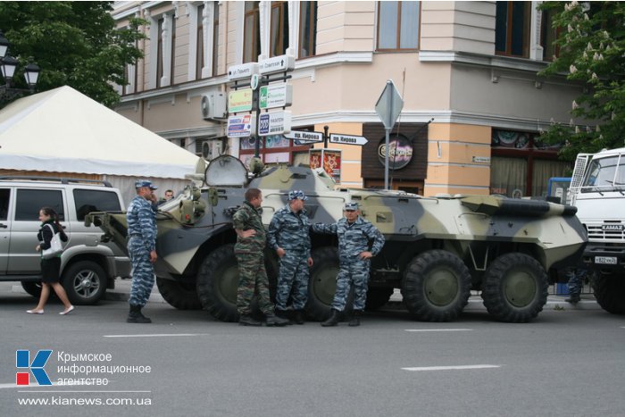 Центр Симферополя заполонили автомобили с силовиками