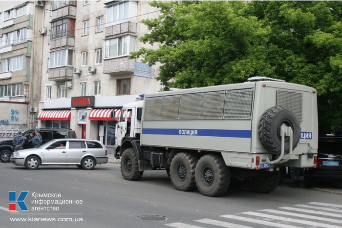 Центр Симферополя заполонили автомобили с силовиками