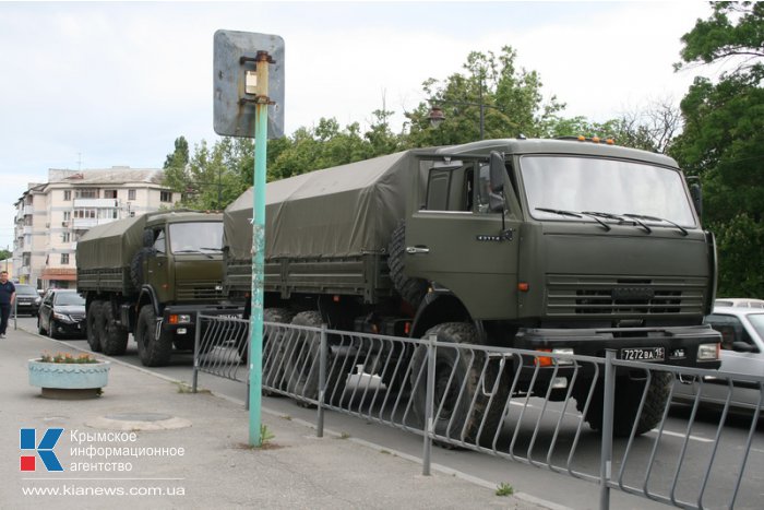 Центр Симферополя заполонили автомобили с силовиками