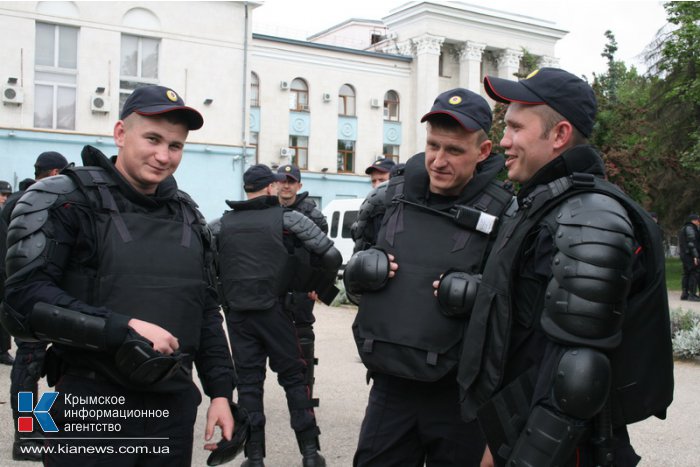 Центр Симферополя заполонили автомобили с силовиками