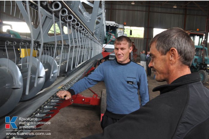 В Крыму комбайнеров обучают работе на новой сельскохозяйственной технике