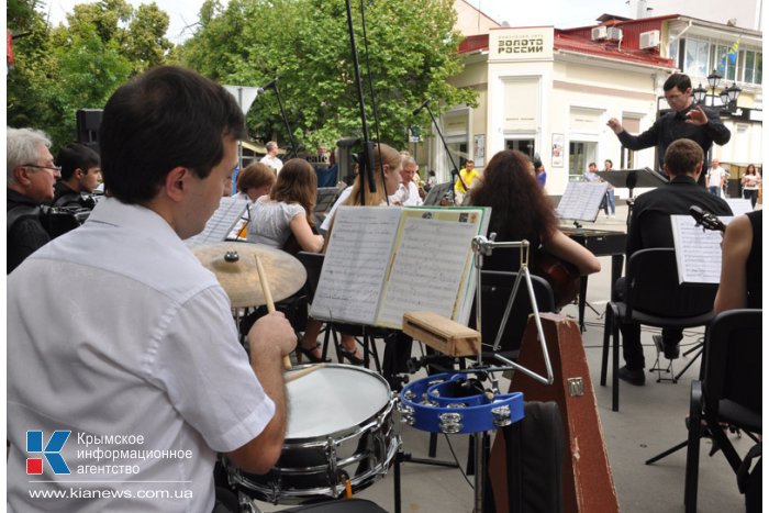 В центре Симферополя играли на русских народных инструментах