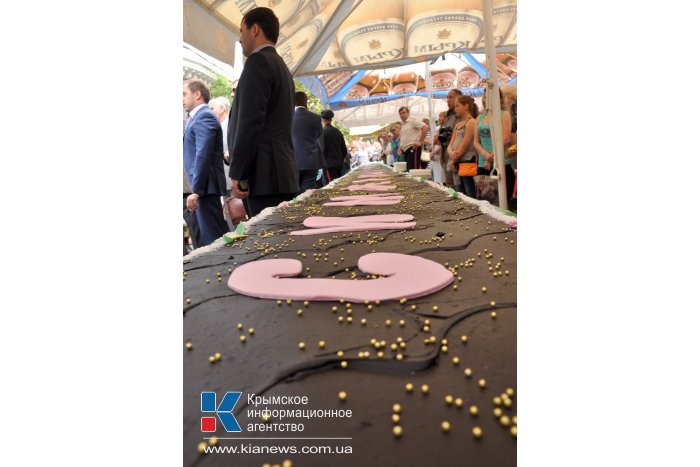 Симферопольцы съели 23-метровый торт
