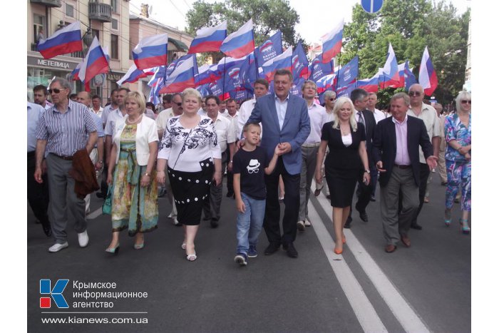 В Симферополе состоялось праздничное шествие