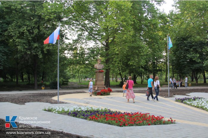 В Гагаринском парке Симферополя установили памятник Маргелову и Аллею славы