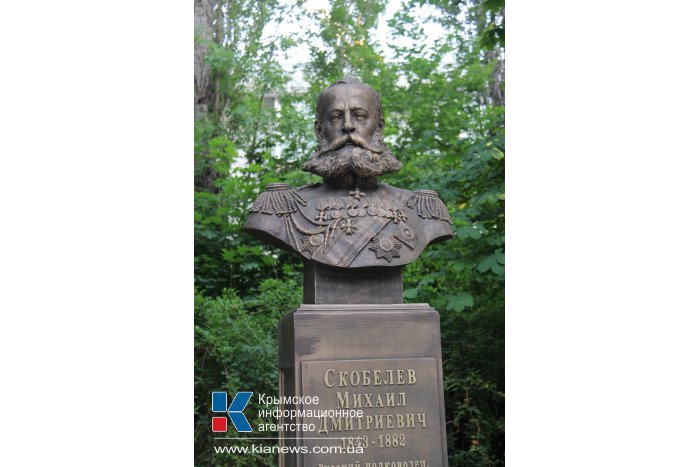В Гагаринском парке Симферополя установили памятник Маргелову и Аллею славы