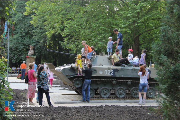 В Гагаринском парке Симферополя установили памятник Маргелову и Аллею славы