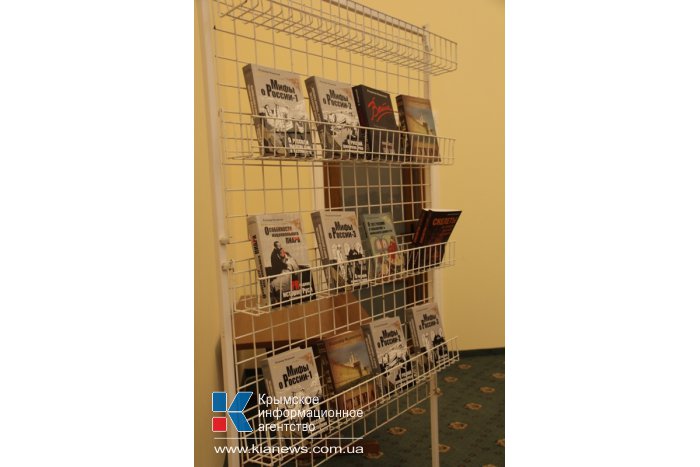 Министр культуры РФ подарил библиотекам Судака свои книги