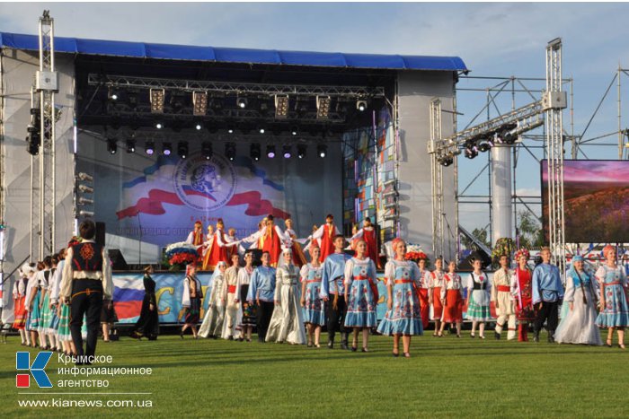 В Симферополе День России отметили авиашоу и концертом