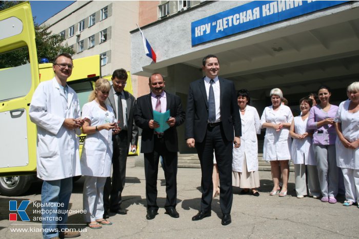 Детская больница в Симферополе получила в подарок два реанимобиля