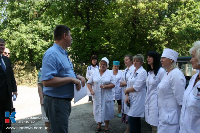 Детским больницам Крыма передали гуманитарную помощь
