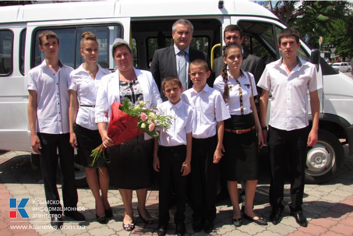 В Симферополе многодетной семье подарили автобус