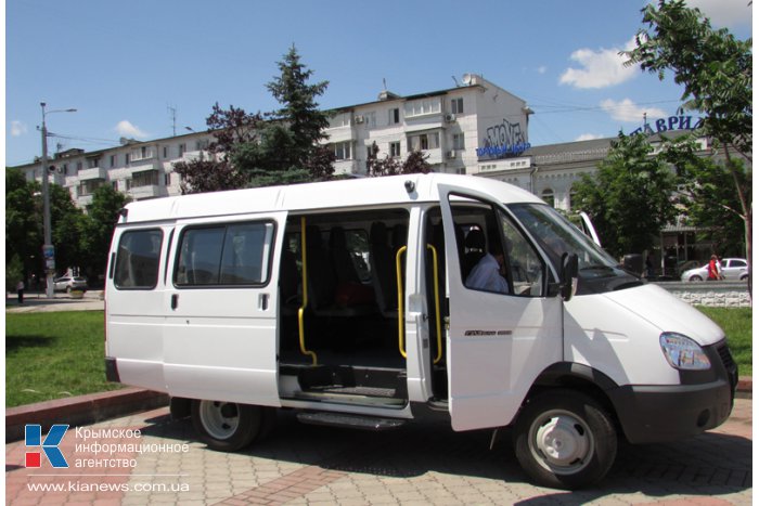 В Симферополе многодетной семье подарили автобус