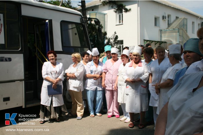 В больницы Крыма передали 1,2 тыс. банок диабетического меда