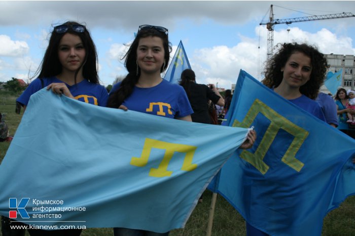 В Симферополе отметили День крымскотатарского флага