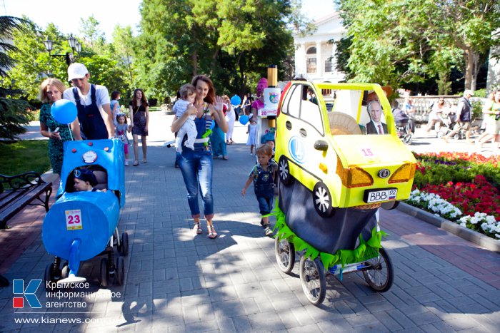 В Севастополе прошел парад колясок