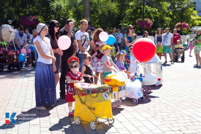 В Севастополе прошел парад колясок