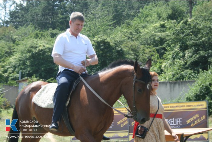 На страусиной ферме в Симферопольском районе провели День семьи и спорта