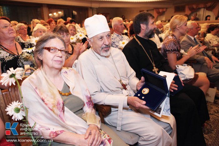 В Симферополе наградили памятными медалями семьи-долгожители