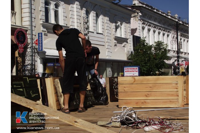 В центре Симферополя снова демонтировали летние кафе