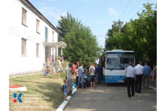 Симферопольские депутаты и предприниматели передали тонну гуманитарной помощи беженцам в Мазанке