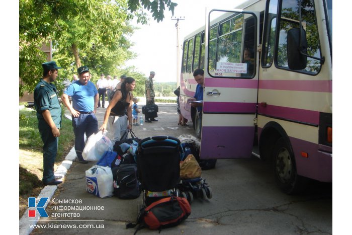 Симферопольские депутаты и предприниматели передали тонну гуманитарной помощи беженцам в Мазанке