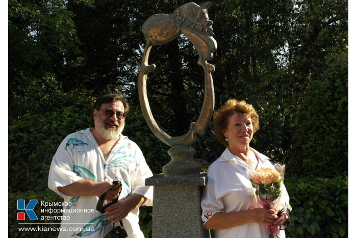 В Ялте установили памятник шляпке Клары Новиковой