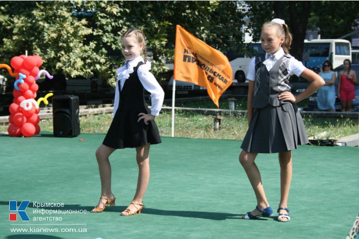 В Симферополе провели дефиле школьной формы крымских фабрик